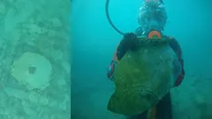 Auf dem Grund liegt noch eine weitere Stadt. Im Glanz des kristallklaren Wassers sind Häuser und Straßen zu erkennen. Gegenstände liegen verstreut neben den Gebäuden. In welchem Jahrhundert ist sie unter Wasser versunken? Warum? Was finden die Archäologen?