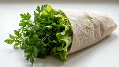 Dieses einfache Papiertuch hält Ihre Kräuter über 10 Tage lang frisch und erspart Ihnen den Aufwand, Gemüse im Gemüsefach aufzubewahren.