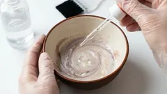 Was man der Haarfarbe hinzufügen sollte: Ein bei Friseuren wenig bekannter Trick, um die Haltbarkeit der Farbe zu gewährleisten